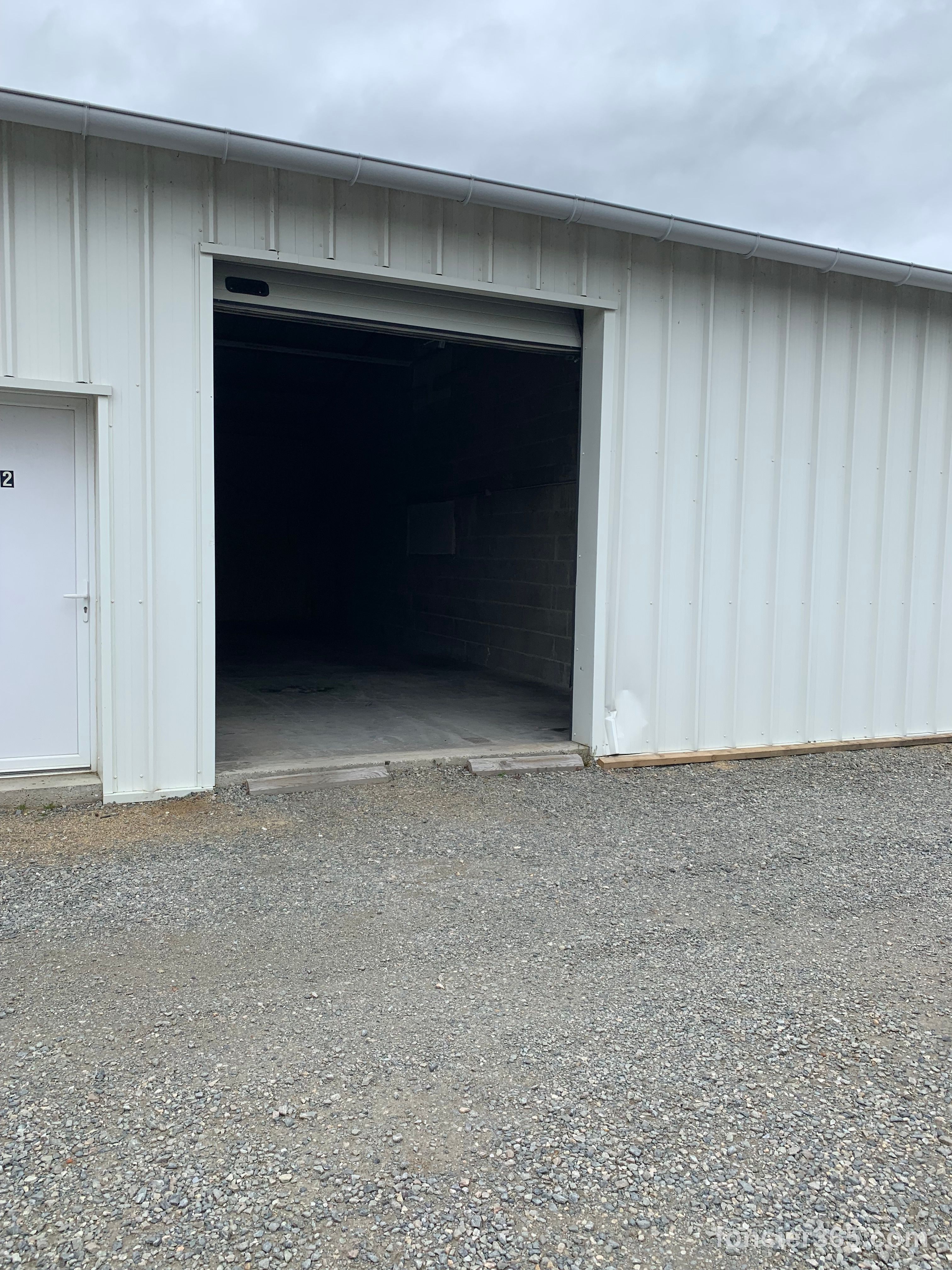 Grand garage avec sanitaire et coin bureau à louer à Saint Sylvain d'Anjou -49480- 750€ mensuel