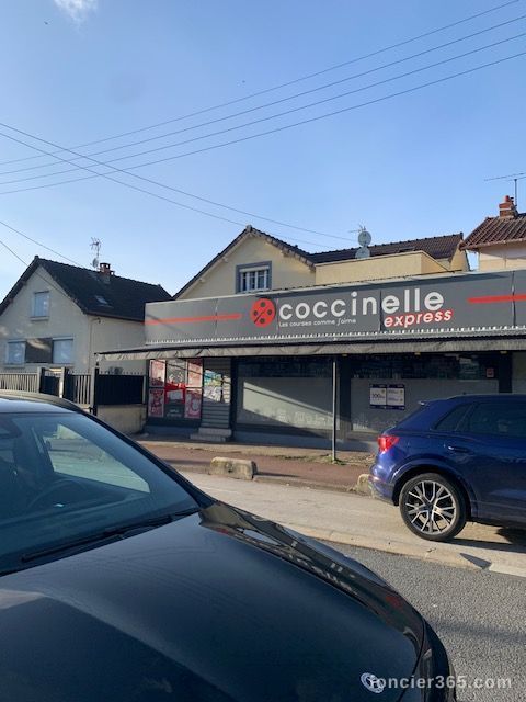 Livry Gargan Belle opportunité -Ensemble locaux sur 700 M² de terrain-local commercial de 120 m² -avec maison